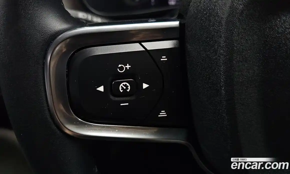 Volvo XC40 2023 2.0 автомат (гидро), фото 32