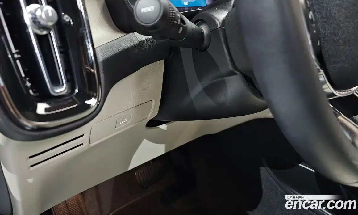 Volvo XC40 2023 2.0 автомат (гидро), фото 35
