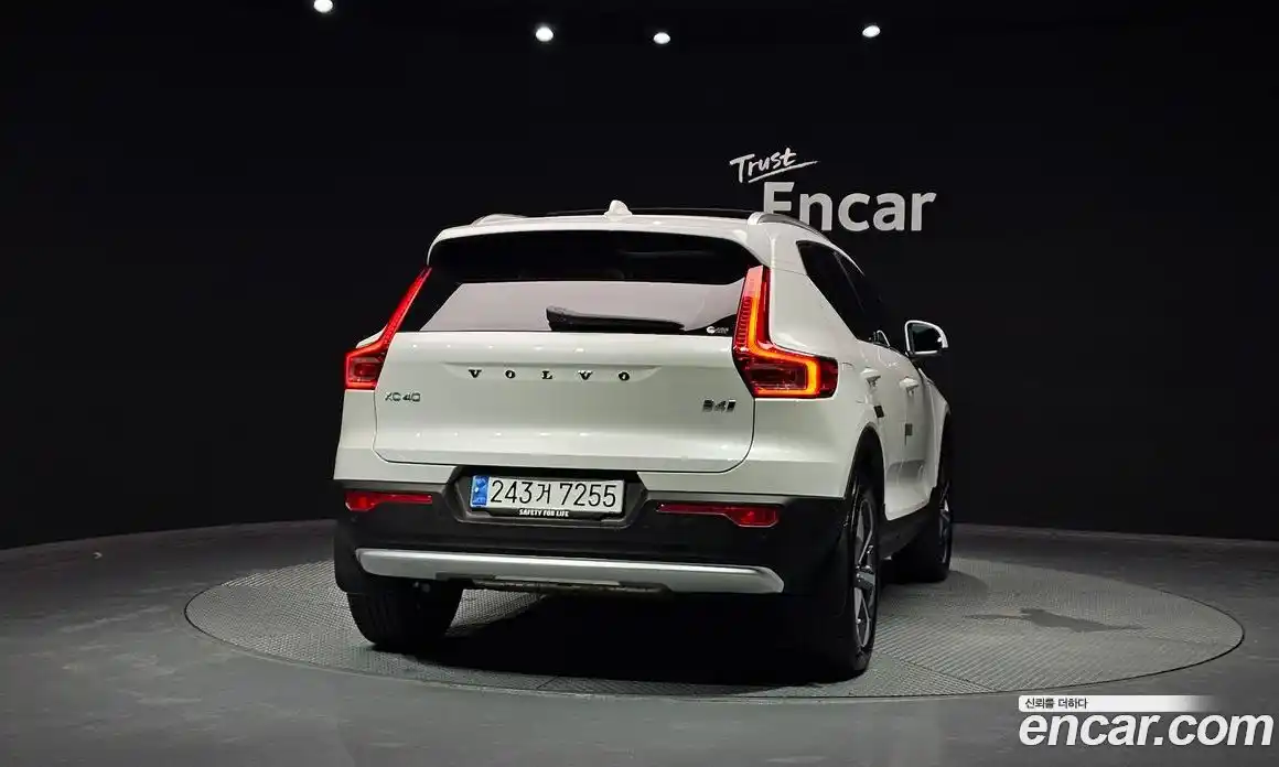 Volvo XC40 2023 2.0 автомат (гидро), фото 4