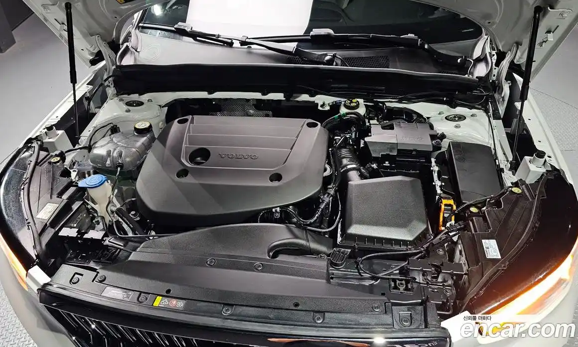 Volvo XC40 2023 2.0 автомат (гидро), фото 6