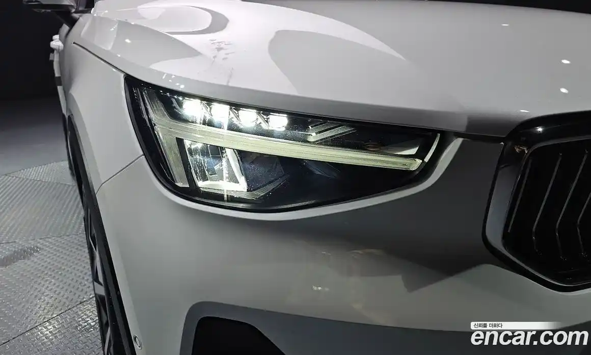 Volvo XC40 2023 2.0 автомат (гидро), фото 8