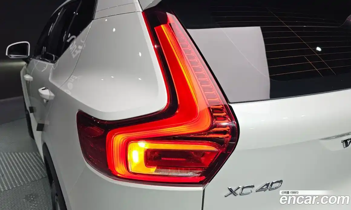 Volvo XC40 2023 2.0 автомат (гидро), фото 9