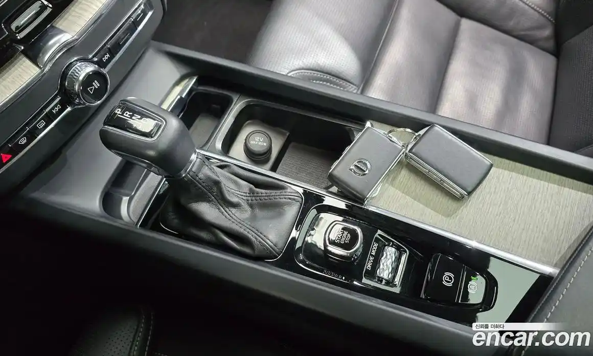 Volvo XC60 2019 2.0 автомат (гидро), фото 8