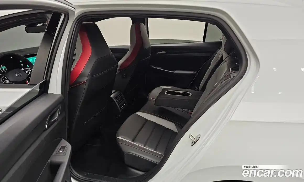 Volkswagen Golf 2024 2.0 автомат (гидро), фото 16
