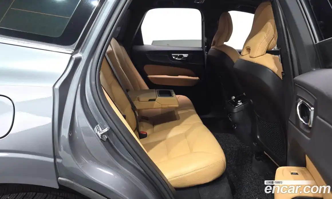 Volvo XC60 2019 2.0 автомат (гидро), фото 12