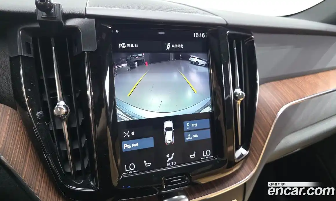 Volvo XC60 2019 2.0 автомат (гидро), фото 16