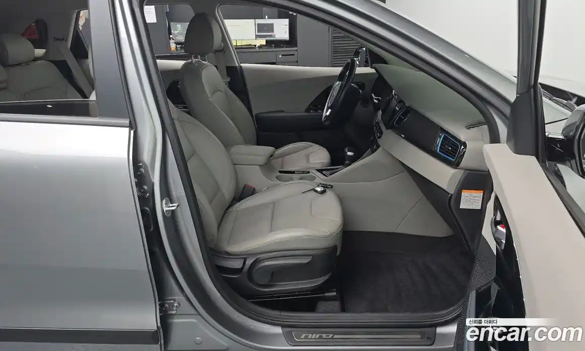 Kia Niro 2018 1.6 автомат (гидро), фото 16