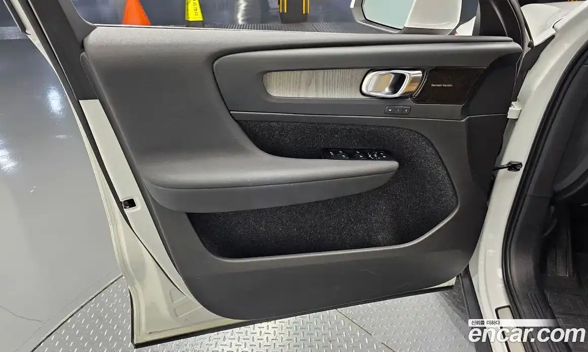 Volvo XC40 2021 2.0 автомат (гидро), фото 13