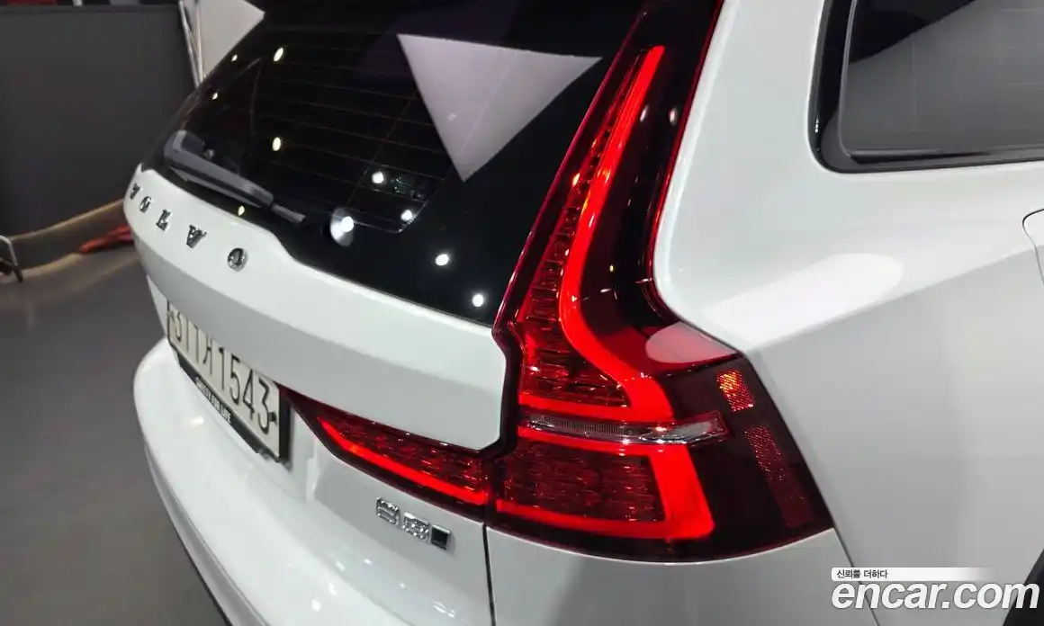 Volvo V60 2020 2.0 автомат (гидро), фото 9