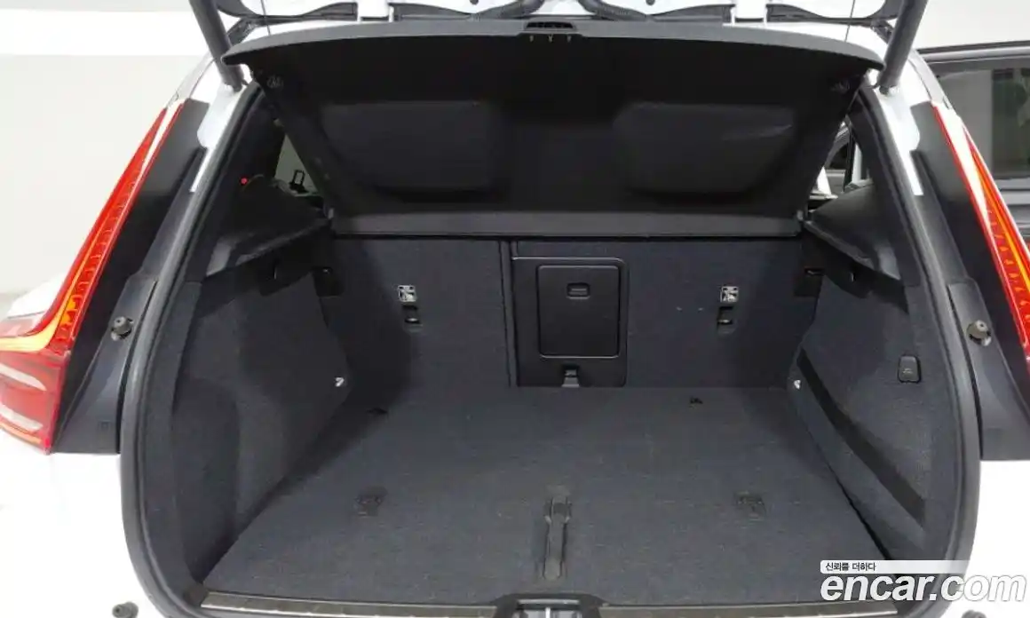 Volvo XC40 2019 2.0 автомат (гидро), фото 12