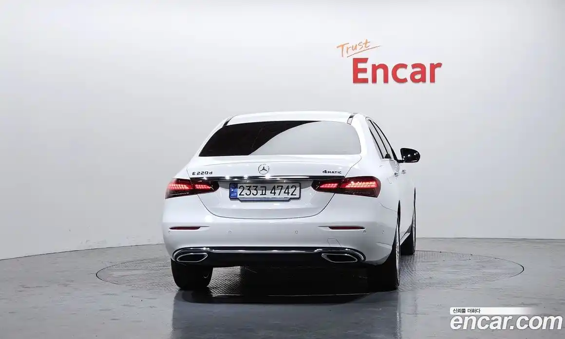 Mercedes-Benz E-Class 2023 2.0 автомат (гидро), фото 4