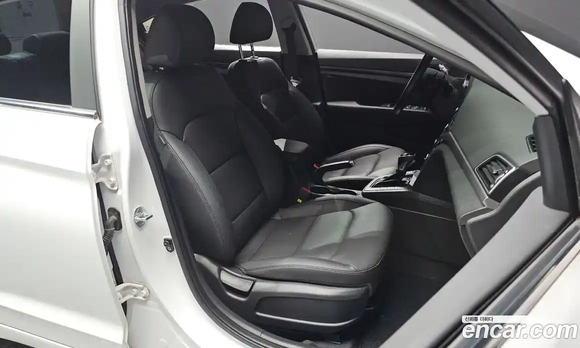 Hyundai Avante 2017 1.6 автомат (гидро), фото 16