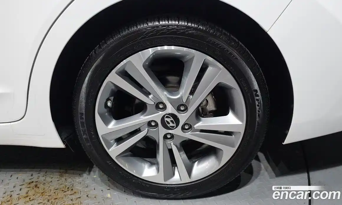 Hyundai Avante 2017 1.6 автомат (гидро), фото 7