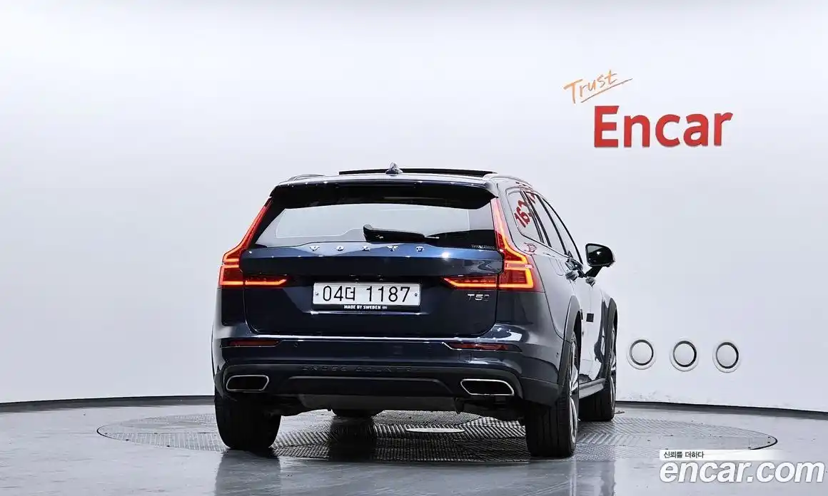 Volvo V60 2019 2.0 автомат (гидро), фото 4