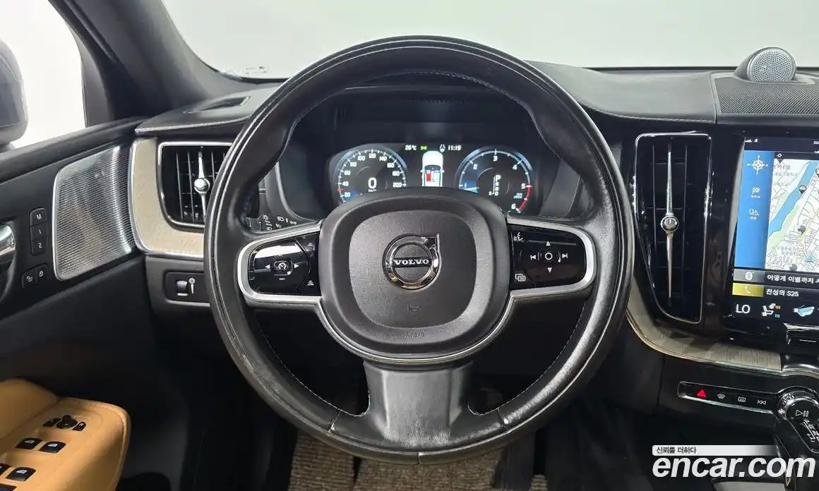 Volvo XC60 2018 2.0 автомат (гидро), фото 13