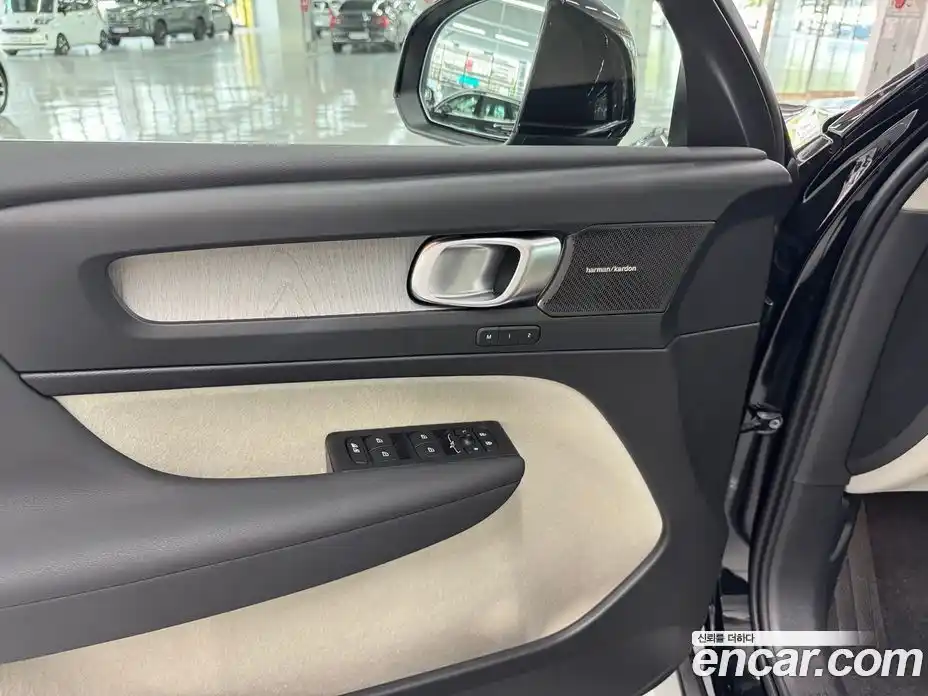 Volvo XC40 2025 2.0 автомат (гидро), фото 12