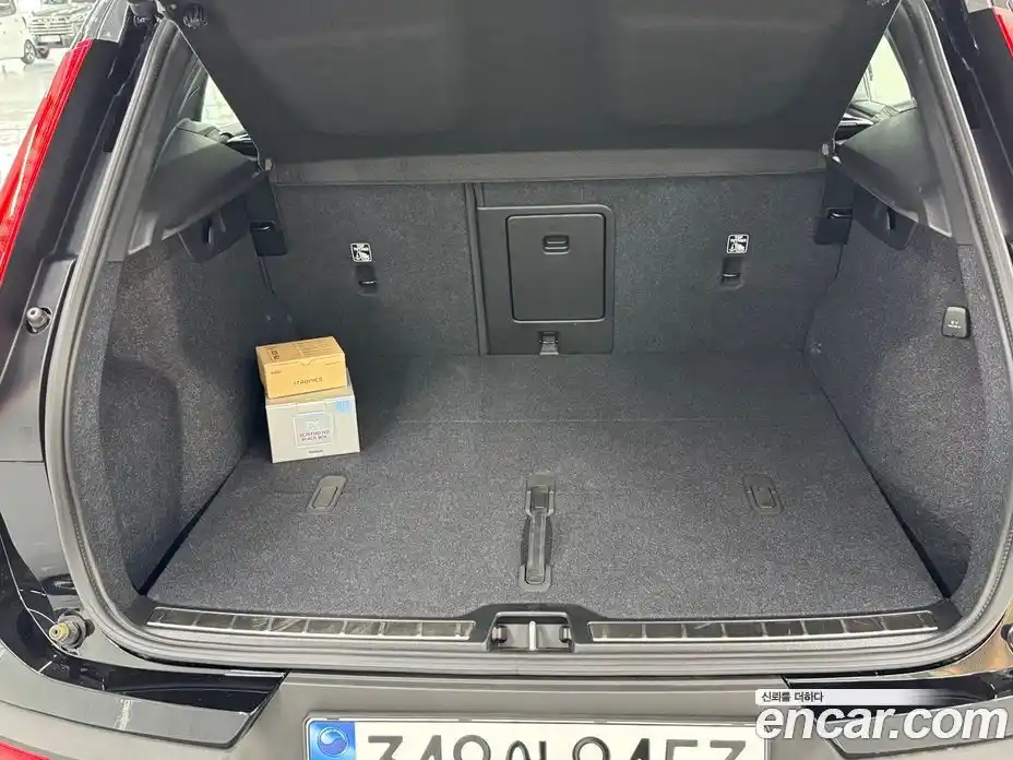 Volvo XC40 2025 2.0 автомат (гидро), фото 13