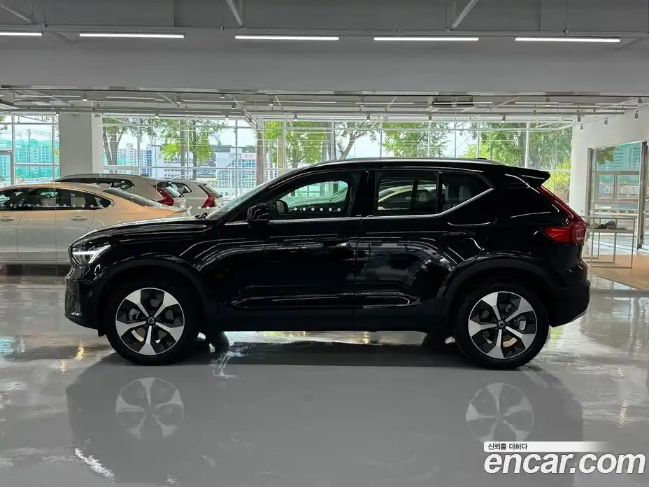 Volvo XC40 2025 2.0 автомат (гидро), фото 15