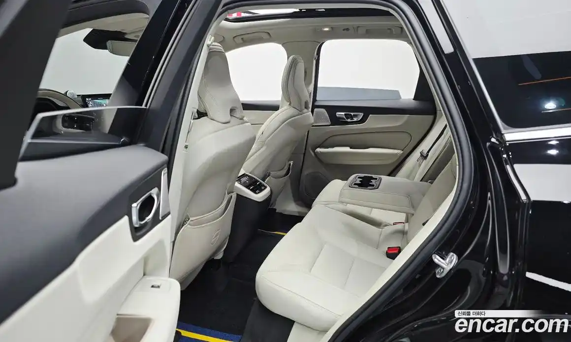 Volvo XC60 2026 2.0 автомат (гидро), фото 17