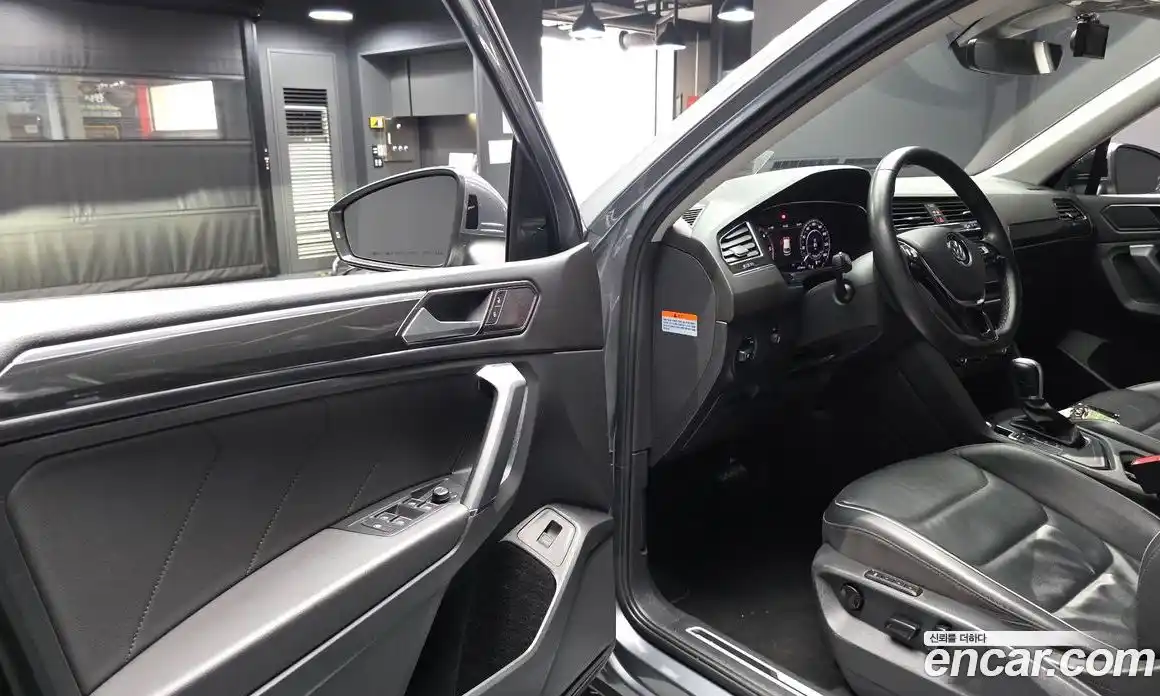 Volkswagen Tiguan 2018 2.0 автомат (гидро), фото 13