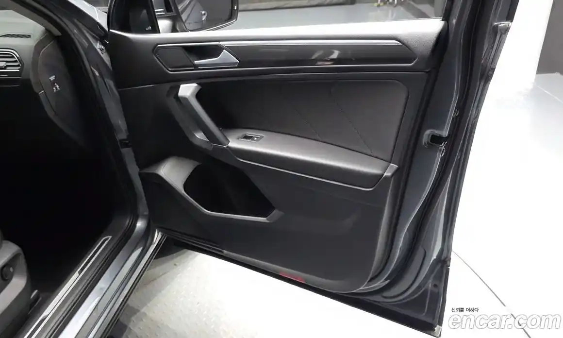 Volkswagen Tiguan 2018 2.0 автомат (гидро), фото 14