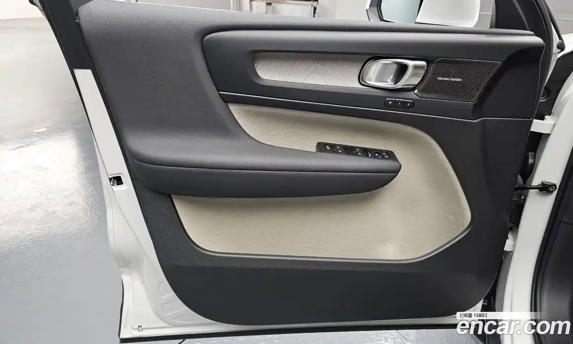 Volvo XC40 2025 2.0 автомат (гидро), фото 14
