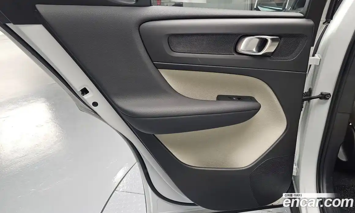 Volvo XC40 2025 2.0 автомат (гидро), фото 15