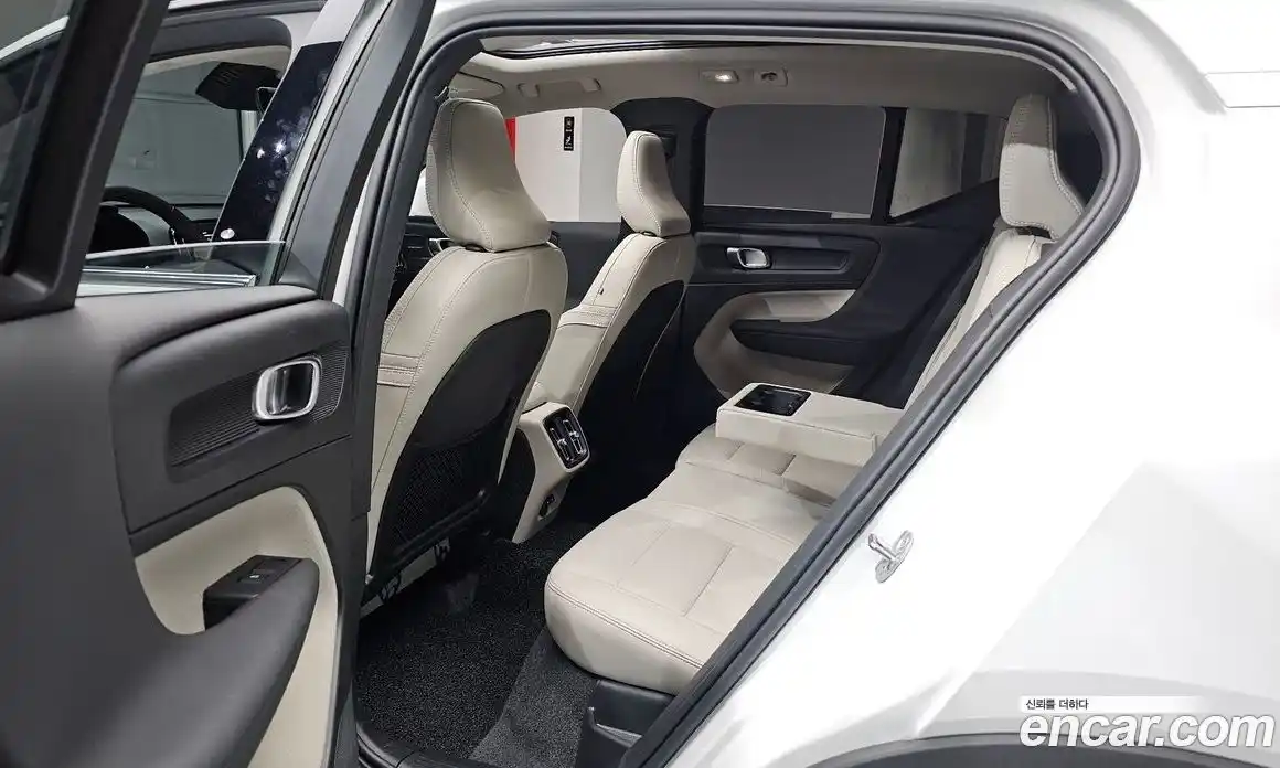 Volvo XC40 2025 2.0 автомат (гидро), фото 17