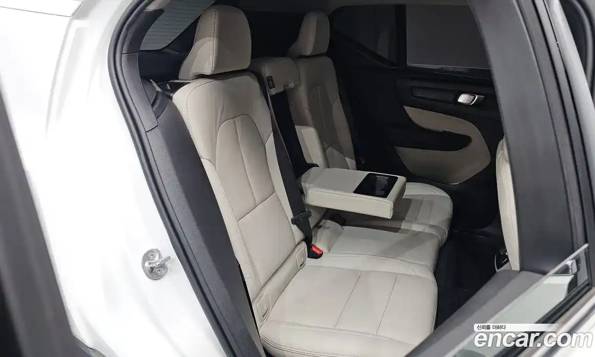 Volvo XC40 2025 2.0 автомат (гидро), фото 18