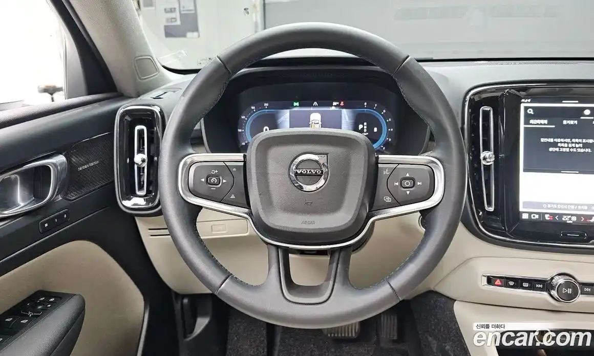 Volvo XC40 2025 2.0 автомат (гидро), фото 19