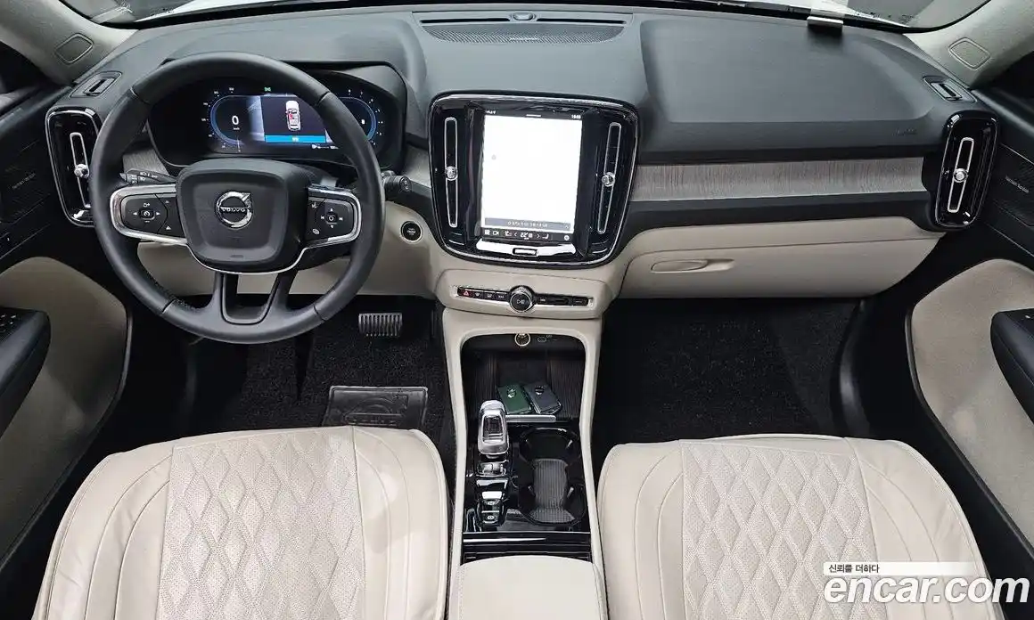 Volvo XC40 2025 2.0 автомат (гидро), фото 10