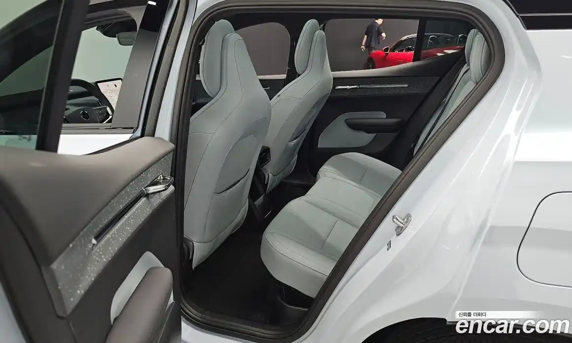 Volvo EX30 2025 0.2 автомат (гидро), фото 18