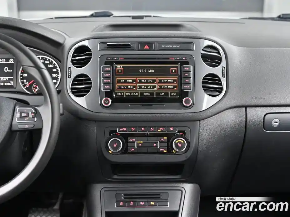 Volkswagen Tiguan 2014 2.0 автомат (гидро), фото 14