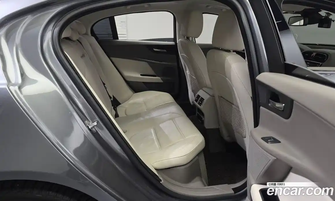 Jaguar XE 2017 2.0 автомат (гидро), фото 11