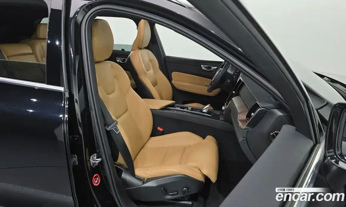 Volvo XC60 2021 2.0 автомат (гидро), фото 16