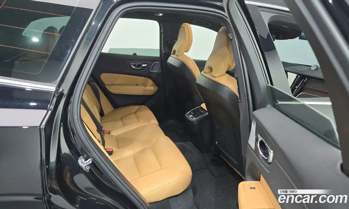Volvo XC60 2021 2.0 автомат (гидро), фото 17