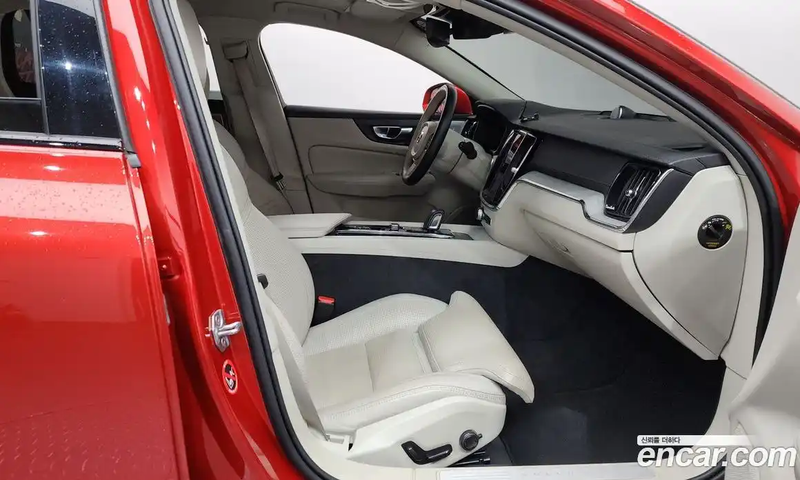 Volvo V60 2021 2.0 автомат (гидро), фото 16