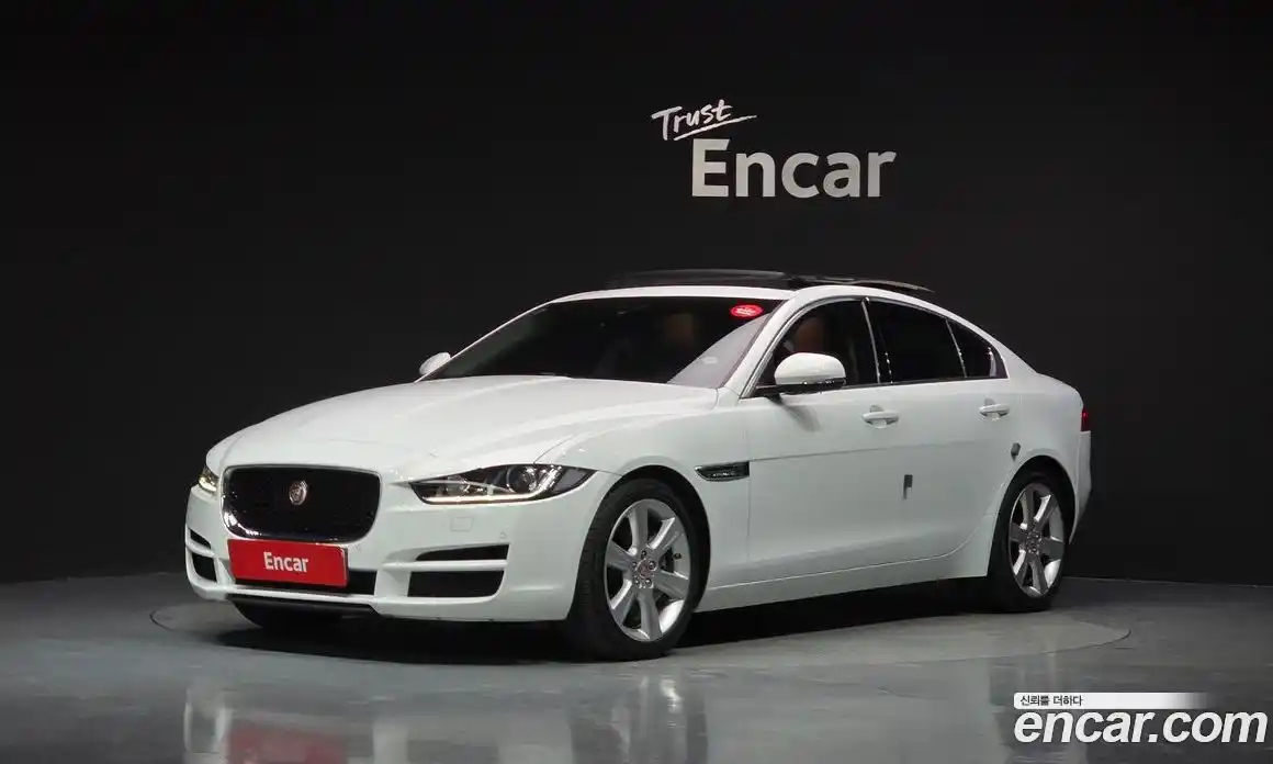 Jaguar XE 2016 2.0 автомат (гидро), фото 1 Jaguar XE 2016 2.0 автомат (гидро), фото 1