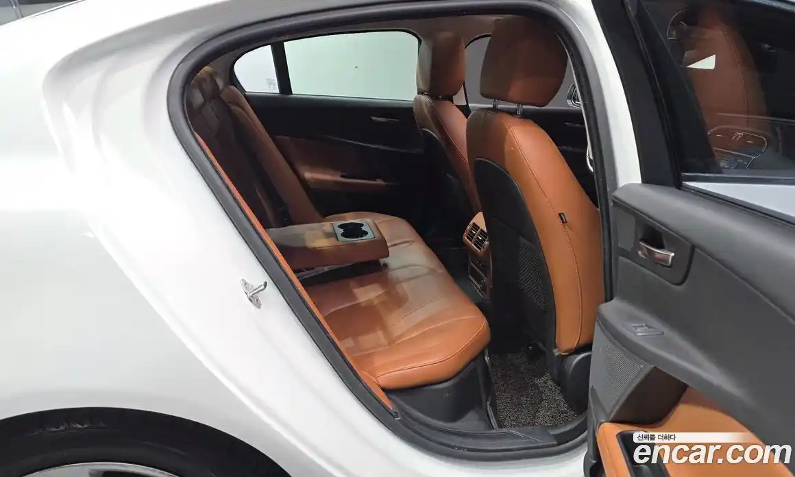 Jaguar XE 2016 2.0 автомат (гидро), фото 12 Jaguar XE 2016 2.0 автомат (гидро), фото 12