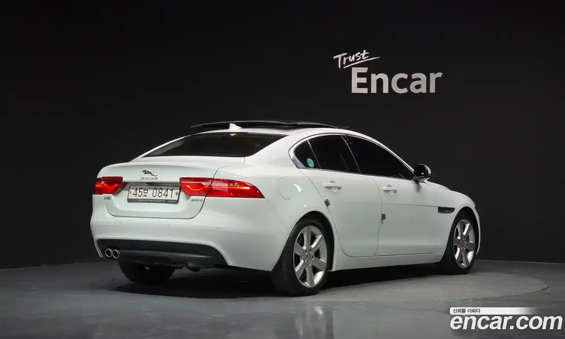 Jaguar XE 2016 2.0 автомат (гидро), фото 2 Jaguar XE 2016 2.0 автомат (гидро), фото 2