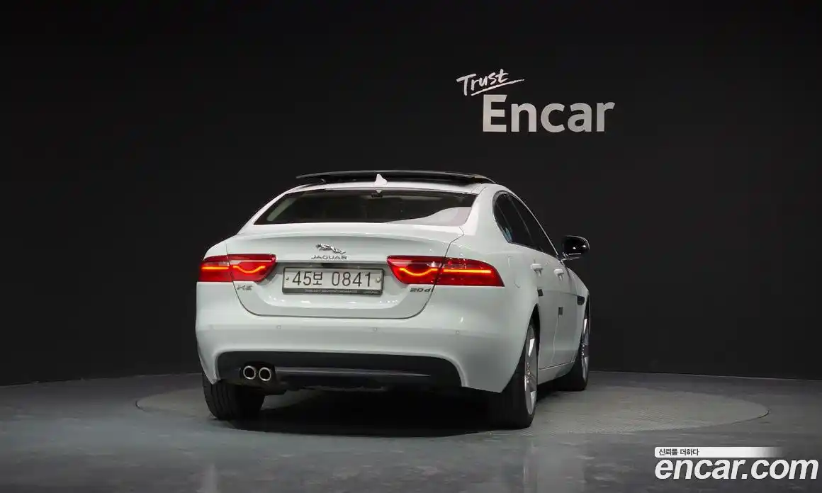 Jaguar XE 2016 2.0 автомат (гидро), фото 4 Jaguar XE 2016 2.0 автомат (гидро), фото 4