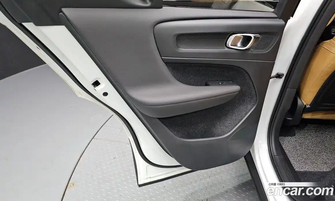 Volvo XC40 2020 2.0 автомат (гидро), фото 15