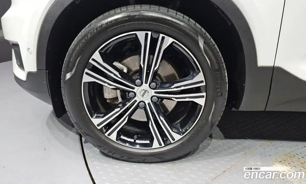 Volvo XC40 2020 2.0 автомат (гидро), фото 5