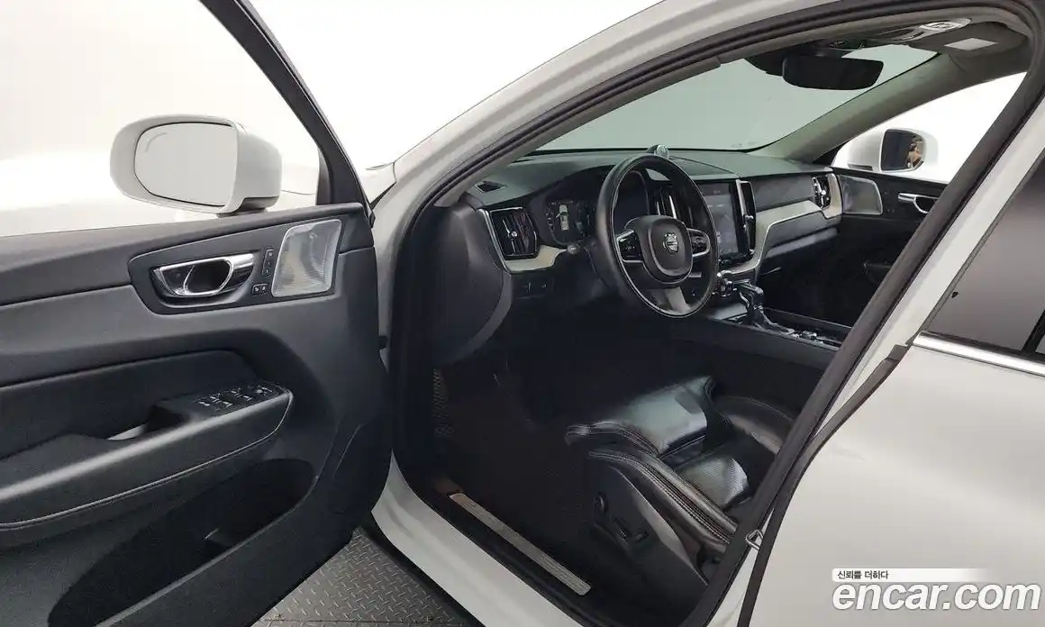 Volvo XC60 2018 2.0 автомат (гидро), фото 13
