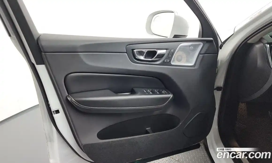 Volvo XC60 2018 2.0 автомат (гидро), фото 14