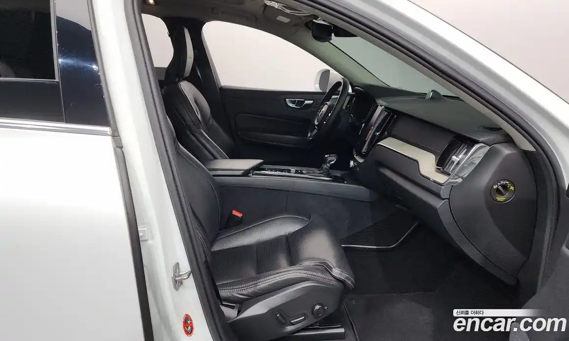 Volvo XC60 2018 2.0 автомат (гидро), фото 16
