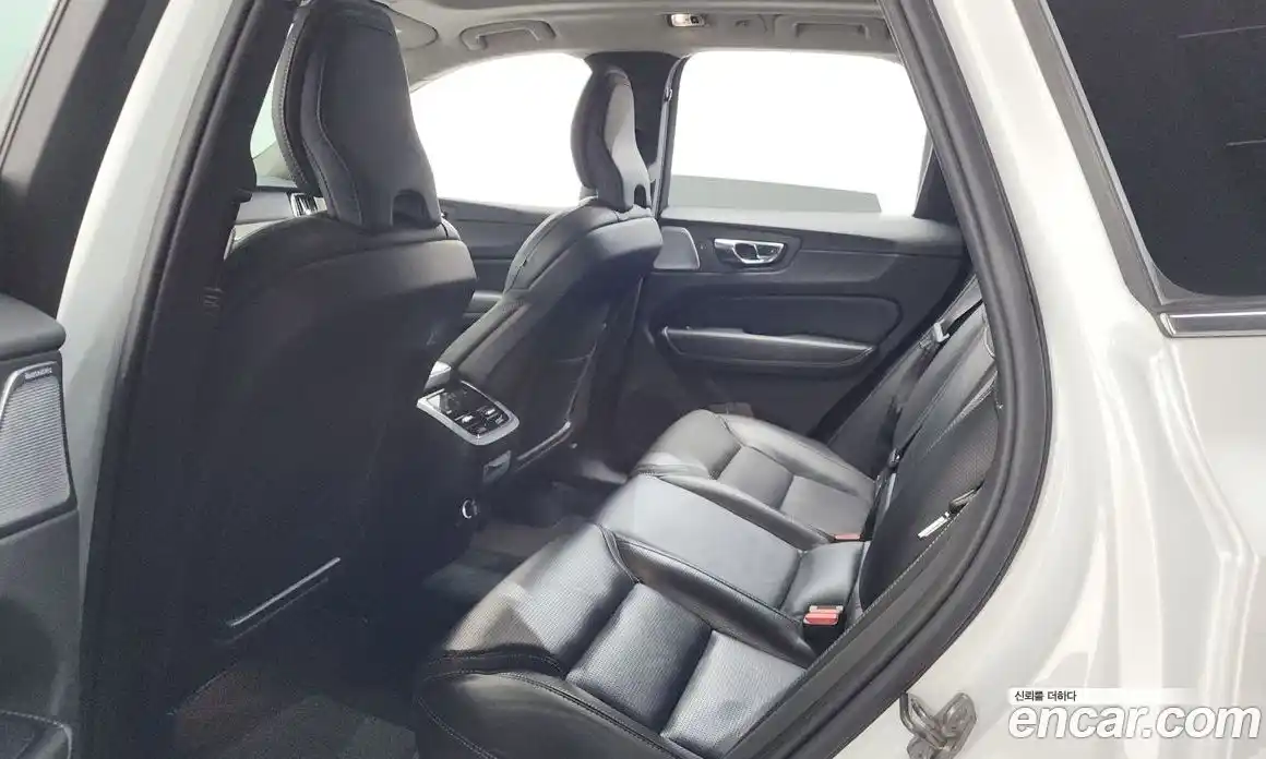 Volvo XC60 2018 2.0 автомат (гидро), фото 17