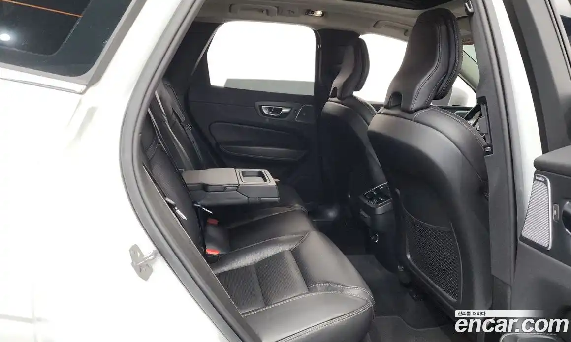 Volvo XC60 2018 2.0 автомат (гидро), фото 18
