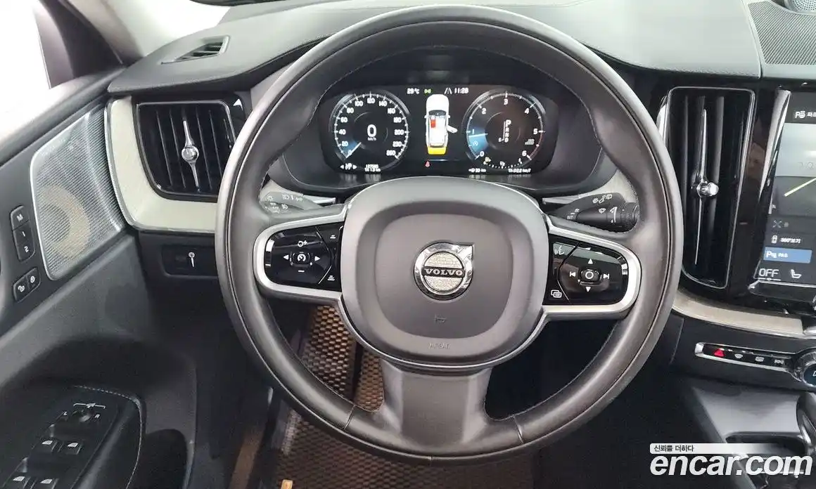 Volvo XC60 2018 2.0 автомат (гидро), фото 20