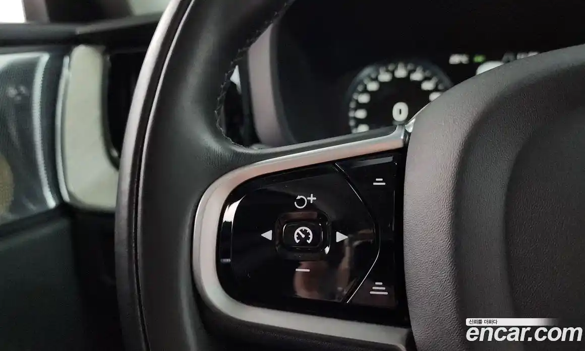 Volvo XC60 2018 2.0 автомат (гидро), фото 23